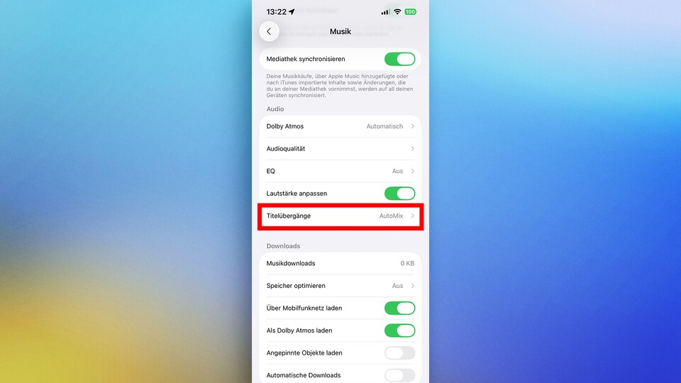 AutoMix muss zunächst in den Einstellungen der Musik-App aktiviert werden. Im Anschluss sorgt es für stimmige Übergänge. (Bild: GameStar Tech)