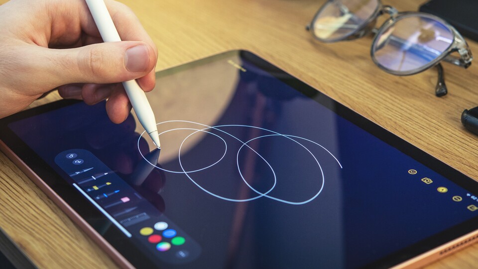 Auf dem iPad könnte es sich mit einem neuen Stift bald deutlich angenehmer kritzeln. (tashka2000, Adobe Stock)