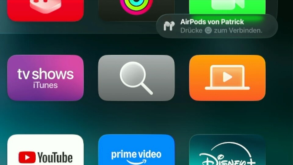 Ihr kennt das Spiel. Holt ihr die AirPods aus dem Case, erkennt die Box die Kopfhörer. Drückt auf das TV-Symbol auf der Fernbedienung und die Ohrstöpsel sind verbunden.