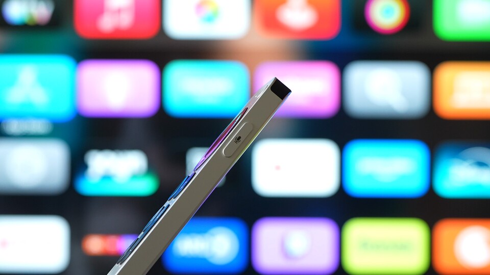 Haltet die Taste gedrückt, bis das Siri-Symbol auf dem TV erscheint. Anschließend könnt ihr sprechen.