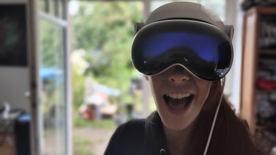 Mit der Apple Vision Pro hat der iPhone-Konzern schon einige wichtige Grundlagen für Smart Glasses und AR-Brillen gelegt. Im Bild: ShaorinVR, folgt ihr gerne bei Youtube. (Bildquelle: Dennis Ziesecke)