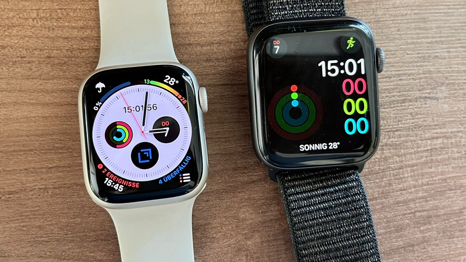 Links: Apple Watch 8 in 41mm, rechts die Apple Watch 4 in 44m.