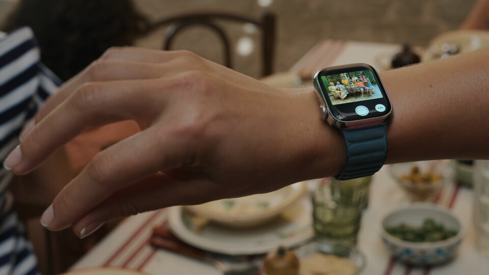 Mit Apples älteren Apple Watch Modellen ist das nicht möglich - hier müsst ihr weiterhin händisch klicken. Nur neuere Modelle erkennen eure Geste (Bild: Apple)