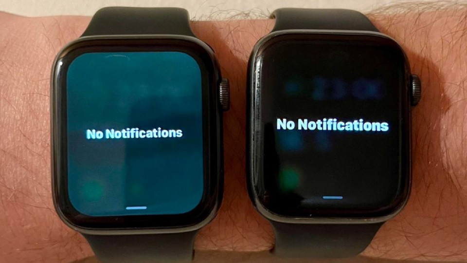 Watch comparison: On the left, the washed-out display of the Apple Watch with the green tint.  (Source: Reddit, Whosyourdaddy)