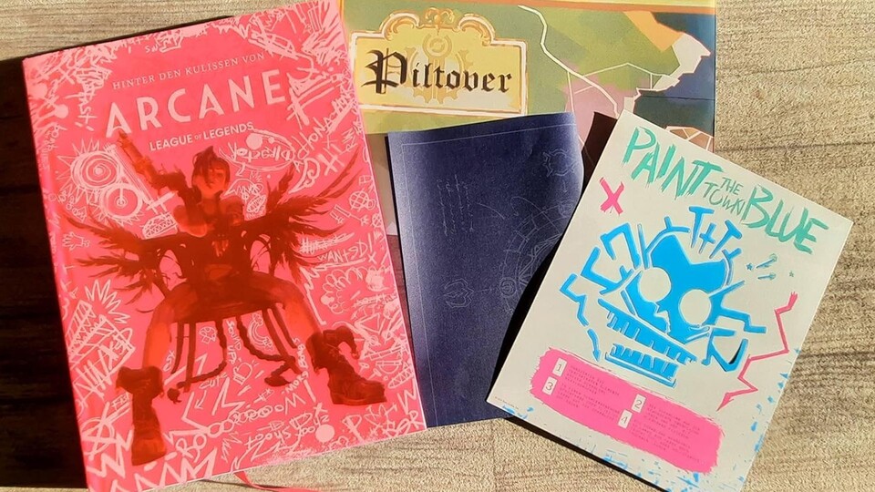 Dies sind nur einige der vielen Extras, die dem Buch beiliegen.