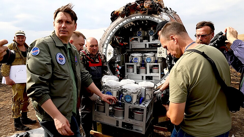 Forscher beginnen nach der Landung mit der Bergung der Proben. (Bild: Roskosmos)