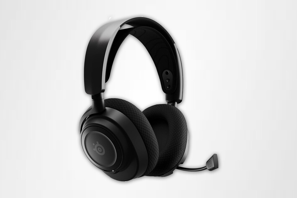 Schickes, schlichtes Design. Das Arctis Nova 7 macht sich dank einfahrbarem Mikro auch als Kopfhörer gut.