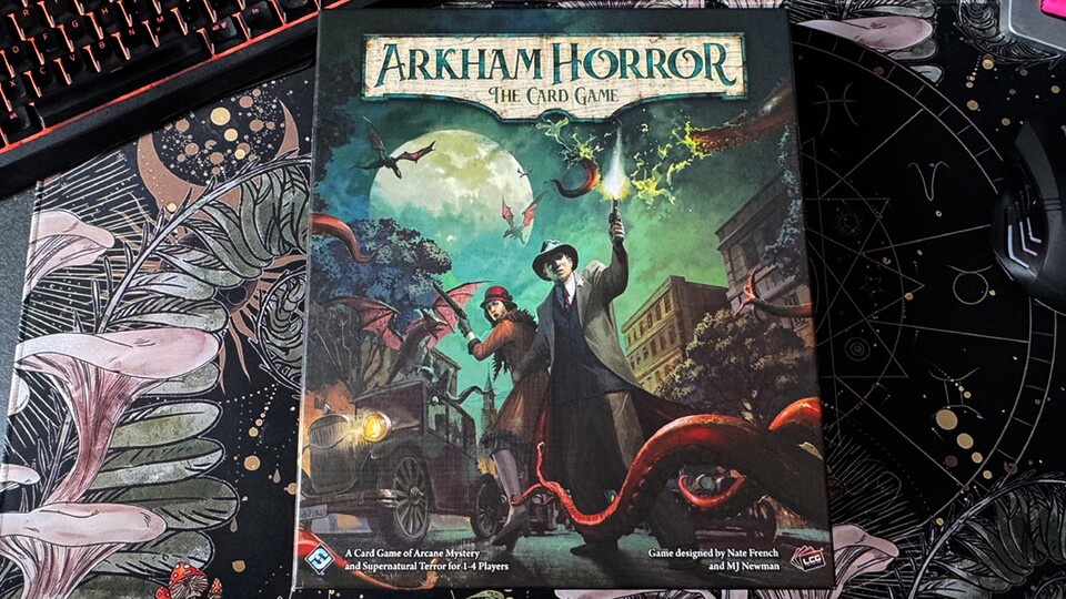 Das Grundspiel enthält 5 Charakter-Decks und 3 (wiederspielbare) Szenarien.