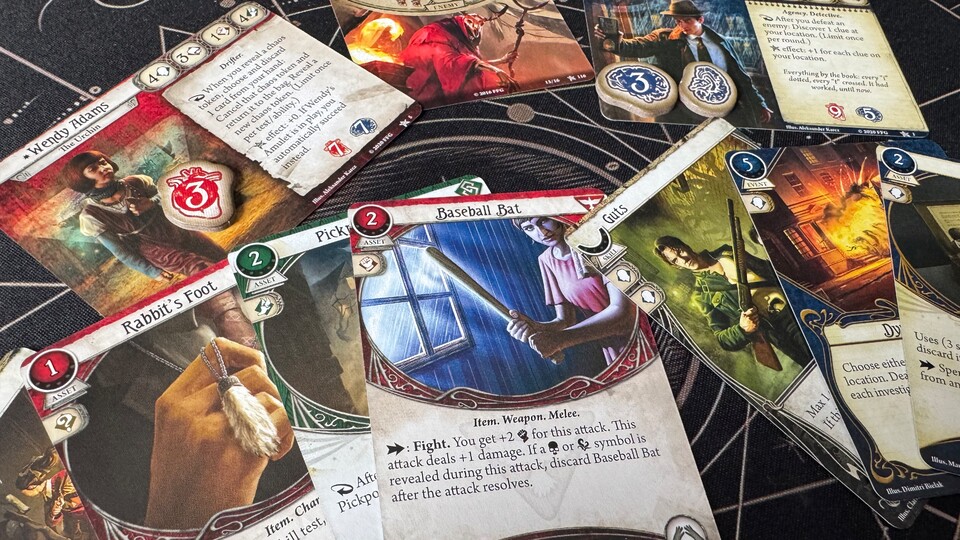 Wir ziehen mit unterschiedlichen Charakteren und Decks in den Kampf gegen die Monster. Dabei müssen wir nicht nur auf körperliche, sondern auch auf psychische Gesundheit achten.