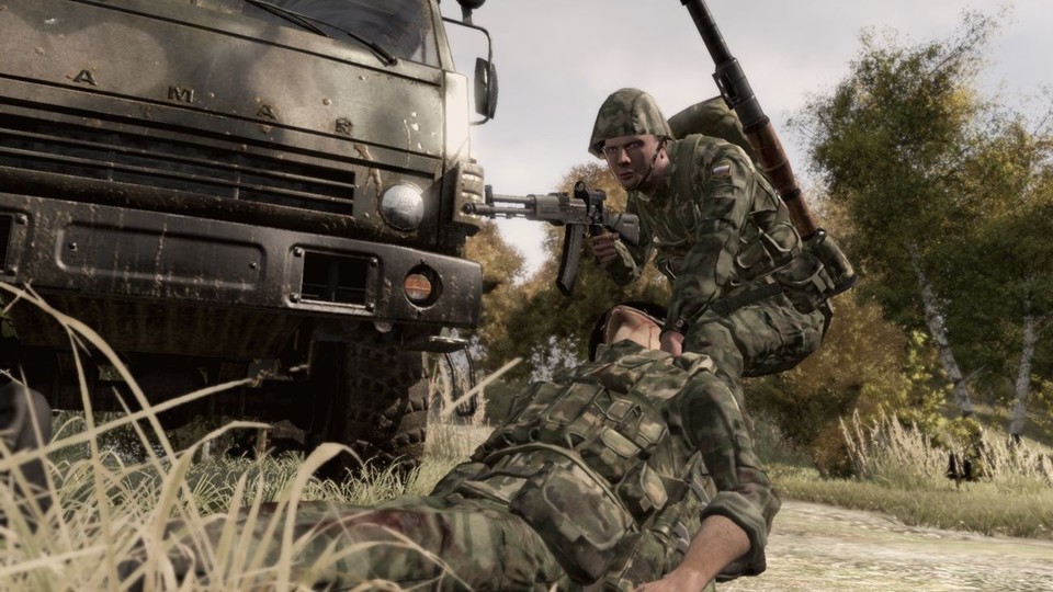 Arma 2: Soldaten ziehen verletzte Kameraden aus der Schusslinie.