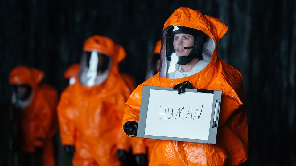 Amy Adams spielt eine Sprachwissenschaftlerin, die lernen muss, sich mit Außerirdischen zu verständigen. (Bild: Paramount)