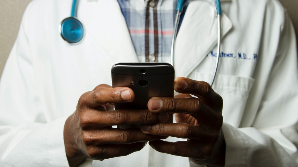 Google will seinen medizinischen Chatbot in Zukunft in mehr Krankenhäusern einsetzen. (Bild: National Cancer Institute via Unsplash)