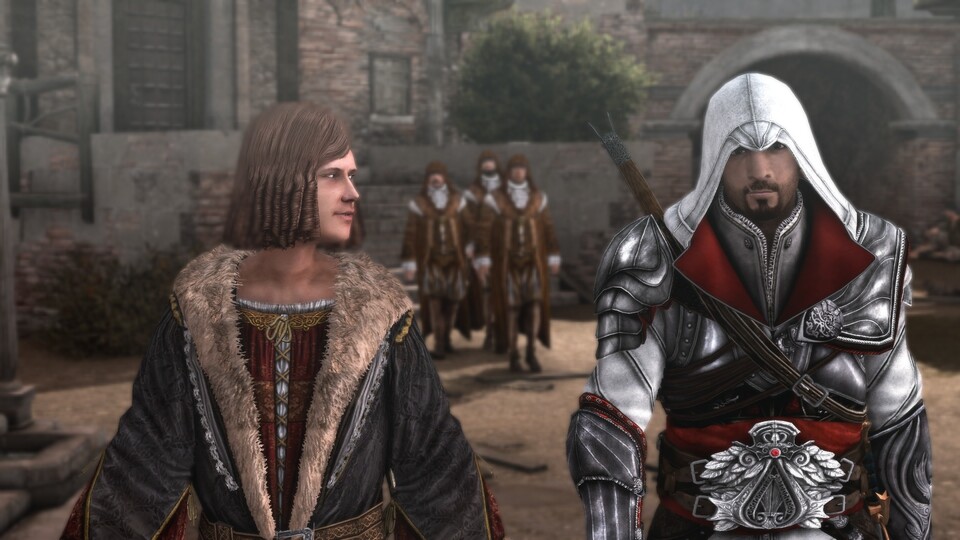 Geheimnisvolle Kuttenträger verfolgen Ezio und Leonardos Assistenten Salai (links).