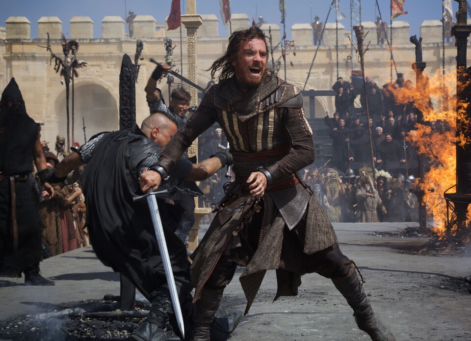 Hauptdarsteller Michael Fassbender spricht über die aufwendigen Stunt-Szenen in der Spiele-Verfilmung Assassin's Creed.