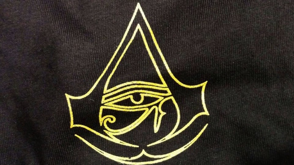 Der Shirt-Aufdruck verbindet das Ägypten-Setting mit dem bekannten Logo der Marke.