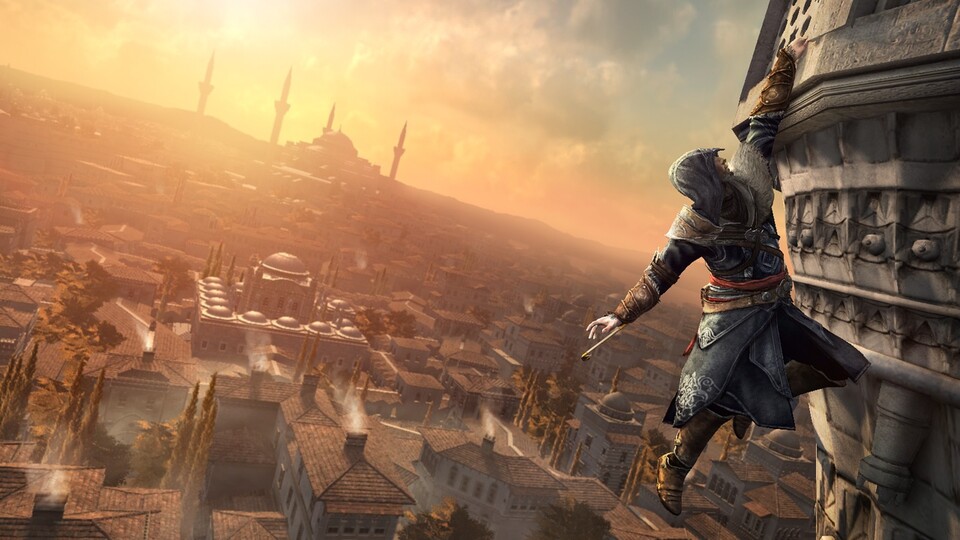 Fit im Alter: Ezio - mit ergrautem Bart - erklettert mit neuer Hakenhand einen Turm in Konstantinopel.