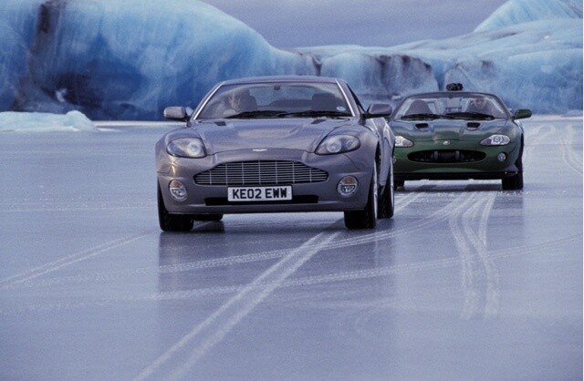Aston Martin gegen Jaguar XKR im rasanten Duell auf dem isländischen Eis.