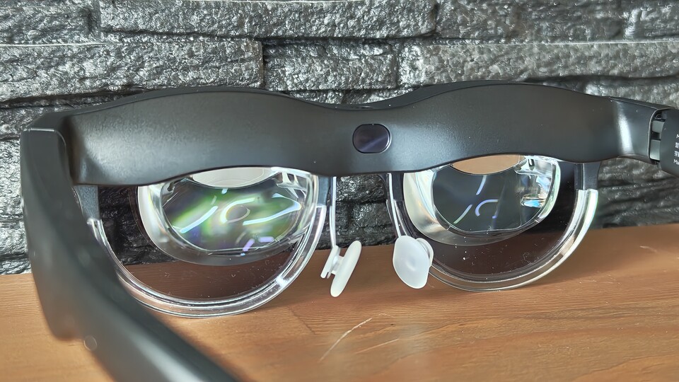 In der Mitte befindet sich ein Nähe-Sensor, der erkennt, ob ihr die Brille gerade tragt.