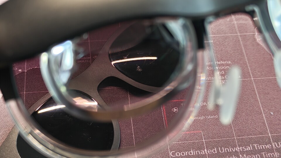 Ohne angebrachte Lichtblende beträgt die Transparenz etwa 60 Prozent. Ihr könnt also eure Umgebung trotzdem wahrnehmen.