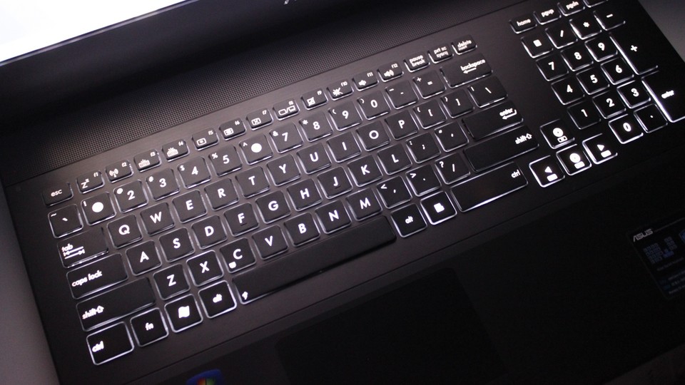 Die Tastatur verfügt über eine in drei Stufen regelbare Beleuchtung.