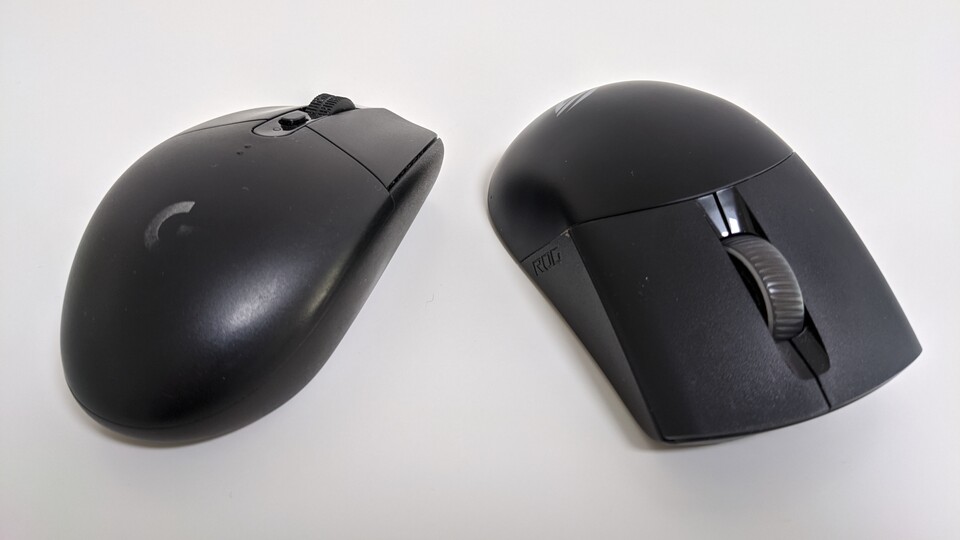 Im Gegensatz zur symmetrischen Logitech G305 links im Bild setzt die Keris Wireless auf eine leicht geschwungene Form für rechte Hände.