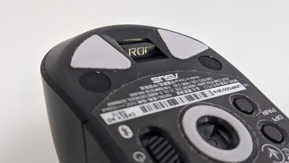 Der USB-Empfänger für die kabellose Verbindung per 2,4-GHz-Funk lässt sich an der Unterseite der Maus unterbringen. Die Verbindung per Bluetooth ist ebenfalls möglich.