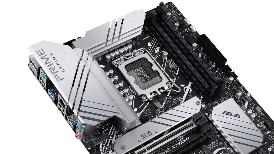 Die Spannungswandler werden auf diesem Mainboard von dicken Kühlkörpern auf optimaler Betriebstemperatur gehalten.