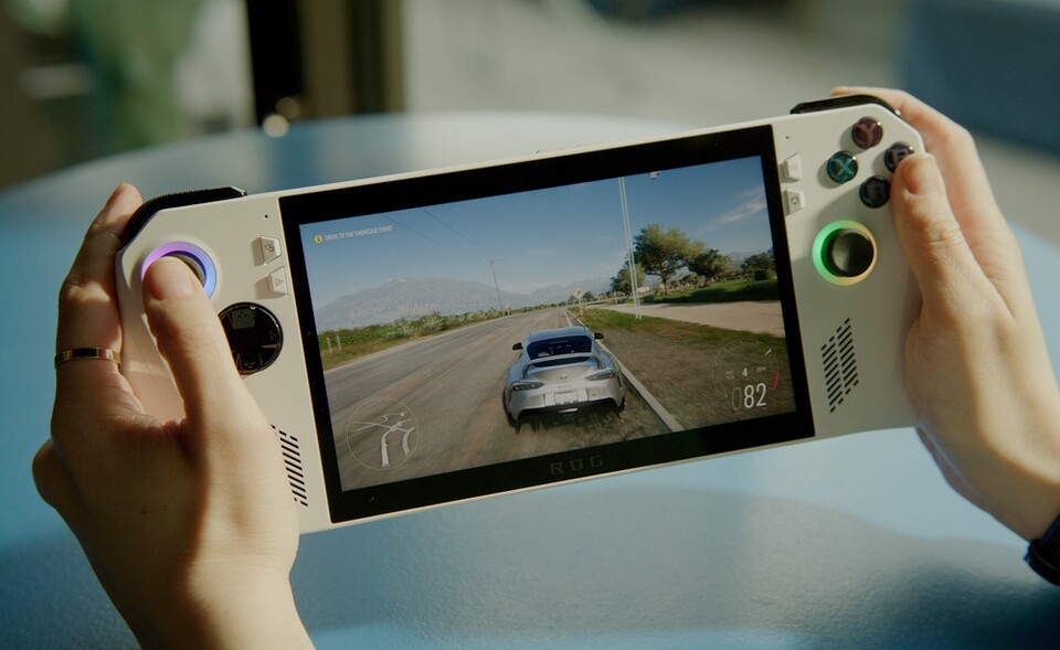PC-Handhelds wie der Asus ROG Ally sind schon heute performant genug, um PS5- und aktuelle Xbox-Spiele abzuspielen. Wer »Ratchet and Clank« oder »Forza« mobil spielen will, kann das mit diesen. Eine dedizierte Xbox-Portable sollte technisch möglich sein. (Bild: Asus)