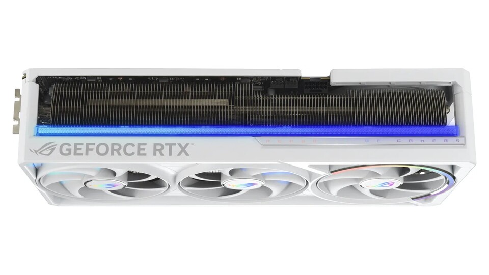 Der Kühlkörper zieht sich quer durch die ganze Grafikkarte und wird großflächig mit Frischluft versorgt.