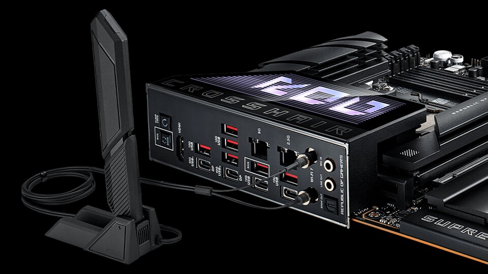 Die WLAN-Antenne für Wi-Fi 7 wird mit zwei Kabeln an der Rückweite montiert und dann für den besten Empfang ausgerichtet werden.