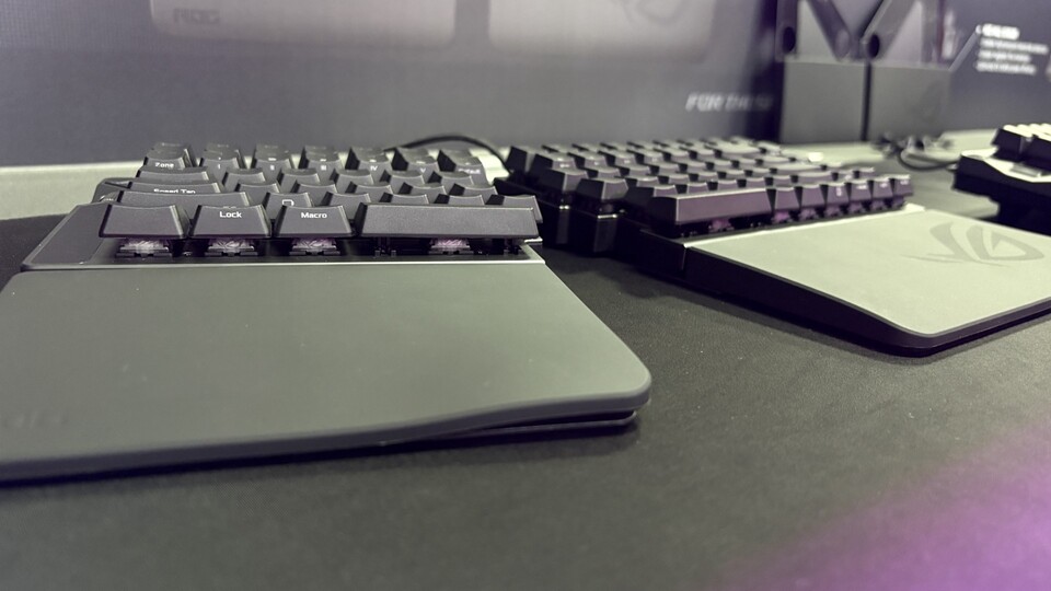 Die Handballenauflagen könnten aus dem gleichen Material wie die der Asus ROG Extreme sein. Ich hoffe, dass diese bei der Falcata nicht so sehr Dreck anzieht. (Bildquelle: Jakob ErckertGameStar)