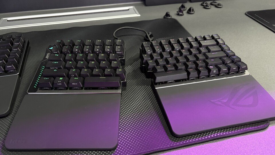 Durch ihre Zerlegbarkeit ist diese Gaming-Tastatur potenziell ergonomischer als viele andere Modelle. (Bildquelle: Jakob ErckertGameStar)