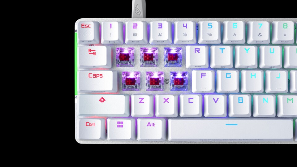 Unter den Doubleshot PBT kommen die ROG NX Red Schalter zum Vorschein, die präzise Eingaben und angenehmes Tippen ermöglichen.
