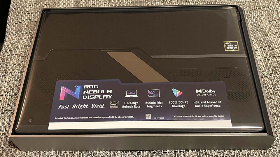 Auf der schützenden Folie lassen sich direkt einige Keyspecs wie die 180 Hz Bildwiederholrate ablesen.