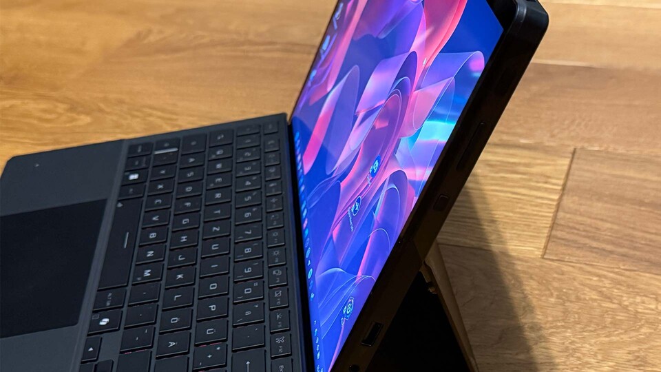 Hier seht ihr die Dicke des Tablet-Gaming-PCs. Für das, was drin steckt, ist es noch immer schmal.