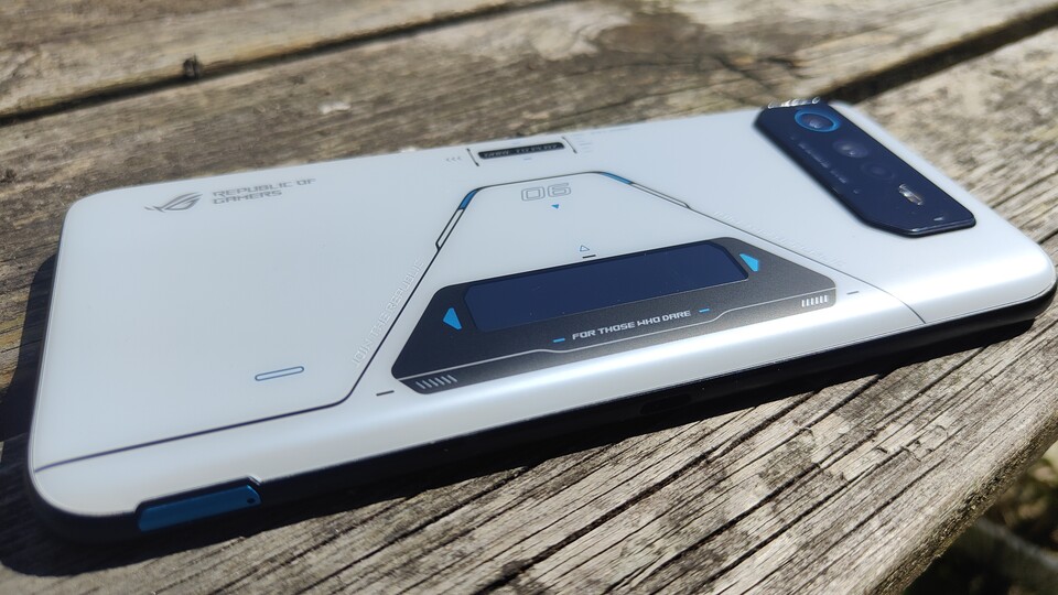 Tatsächlich seht ihr hier bereits den Hauptunterschied zwischen Pro und non-Pro: Das OLED-Display auf der Rückseite gibt es nur beim Pro, außerdem 18 statt 12 Gigabyte RAM.