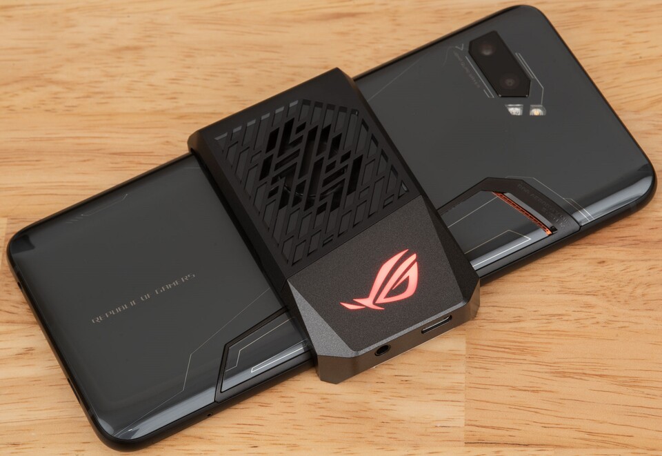 Im Lieferumfang des ASUS ROG Phone 2 ist ein zusätzlicher Kühler (Bild: Asus)