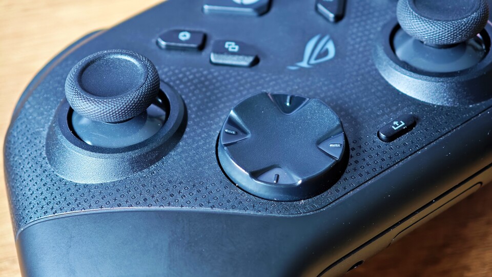 Das D-Pad ist präziser als ich zunächst dachte. Es gefällt mir besser als das vom neuen Steam Controller, den ich zeitgleich getestet habe. (Bildquelle: Duy Linh DinhGameStar Tech)