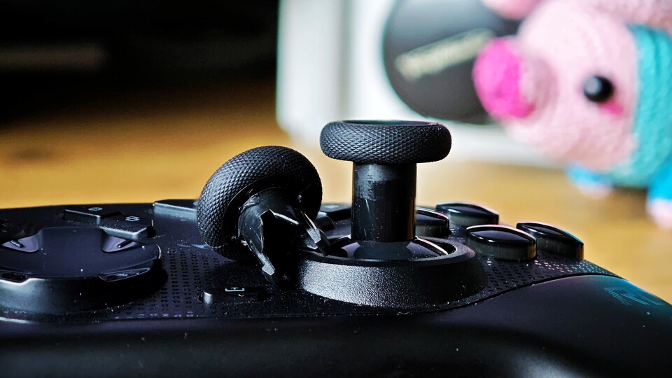 Das Fehlen von Glättungsringen macht sich direkt bemerkbar. Die Hälse der Joysticks zeigen schon jetzt leichten Abrieb. Trotzdem sollten sie dank TMR deutlich langlebiger sein als beim Xbox Elite. (Bildquelle: Duy Linh DinhGameStar Tech)