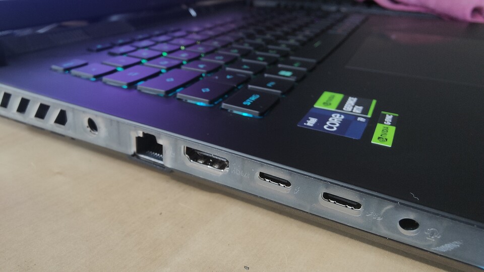 Optik ist Geschmackssache aber diese Anschlussleiste wirkt zumindest auf uns eher wie Kinderspielzeug. Immerhin ist mit LAN, HDMI 2.1, 2x USB-C und Klinke eine gute Vielfalt geboten.