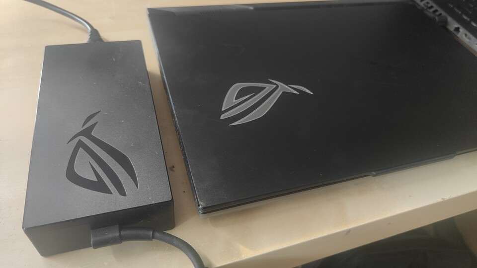 Für die nötige Power sorgt das 330-Watt-Netzteil, das einiges an Platz in der Notebooktasche raubt.