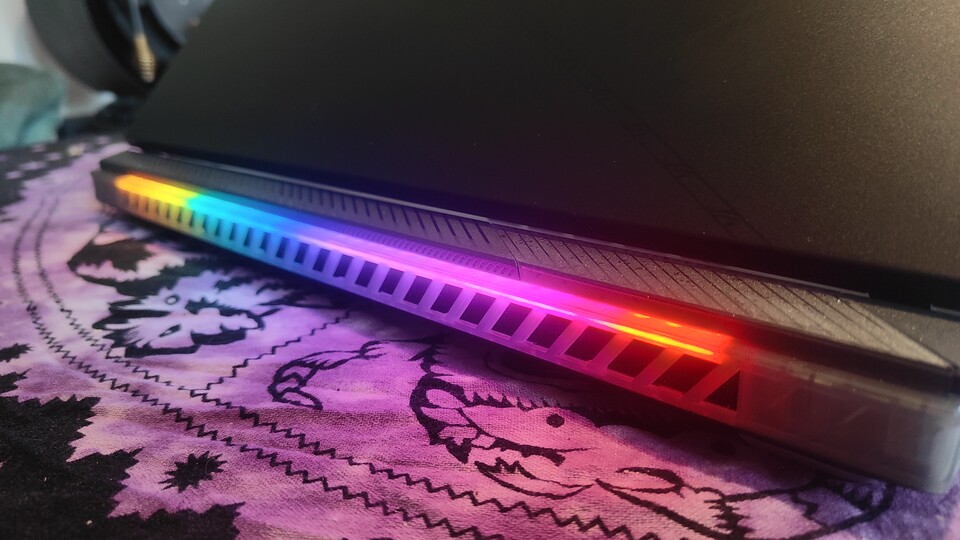 Die RGB-Beleuchtung ist individuell einstellbar (und lässt sich auch deaktivieren) - die Rückseite mutet aber schon sehr nach protzigem Gamingnotebook an - nicht jedermanns Geschmack.