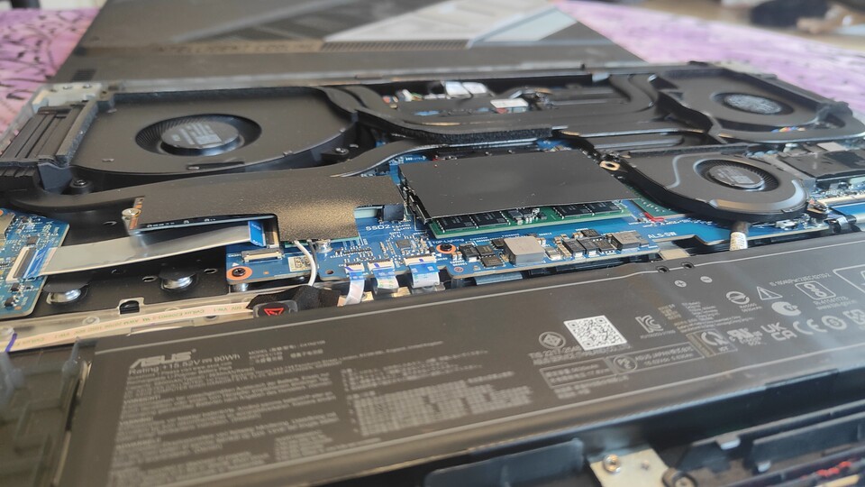 Im Inneren eines Gaming-Notebooks (hier: Asus ROG Strix Scar 18) geht es selbst dann beengt zu, wenn es in einem 18-Chassis steckt. Komponenten wie RAM und SSD lassen sich meist trotzdem wechseln.