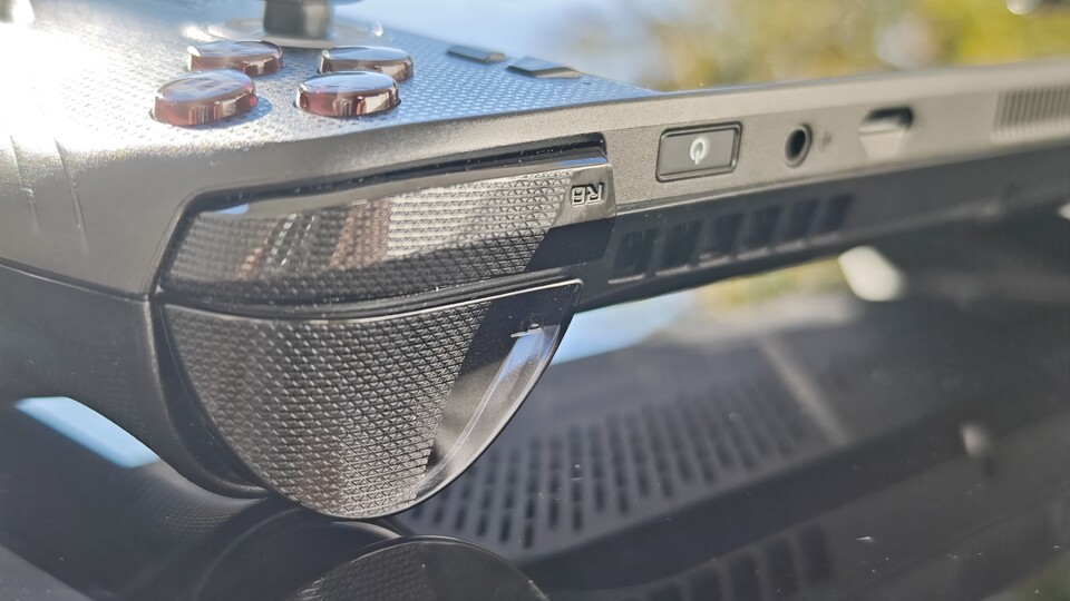 Die Trigger schön groß und griffig. Physische Trigger-Stops hätten das Tüpfelchen auf dem I sein können. (Bildquelle: Duy Linh DinhGameStar Tech)