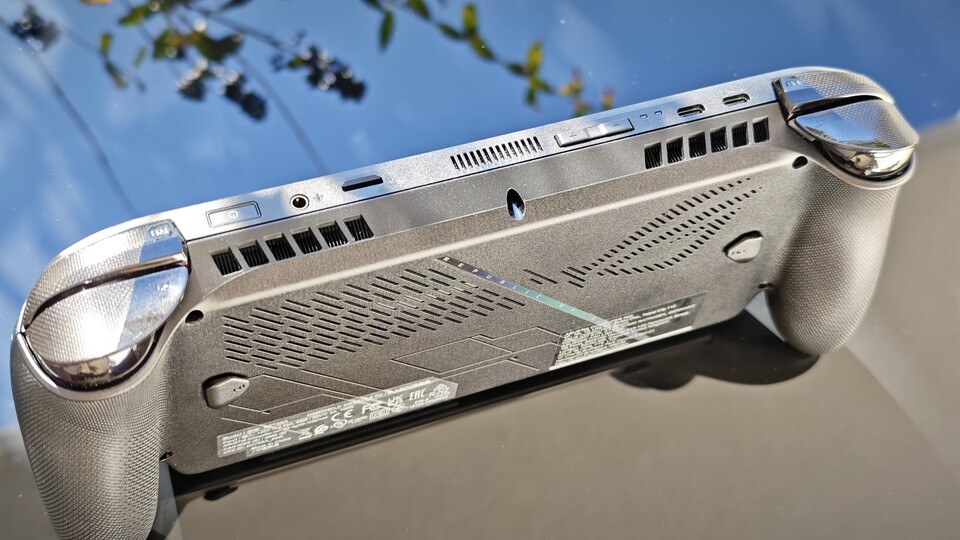 Die Anschlüsse der Asus ROG Xbox Ally X befinden sich alle an der Oberseite. (Bildquelle: Duy Linh DinhGameStar Tech)