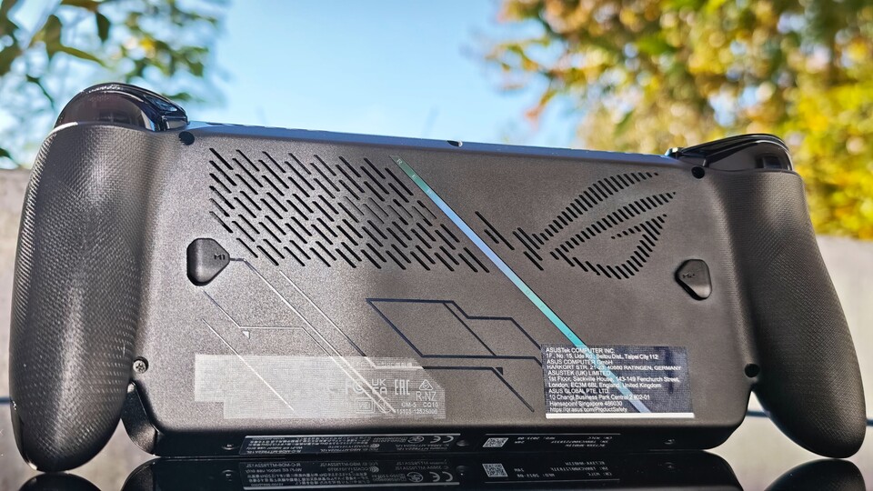 Die zwei Makro-Tasten sind zwar klein, aber leicht mit dem Mittelfingern zu erreichen. (Bildquelle: Duy Linh DinhGameStar Tech)