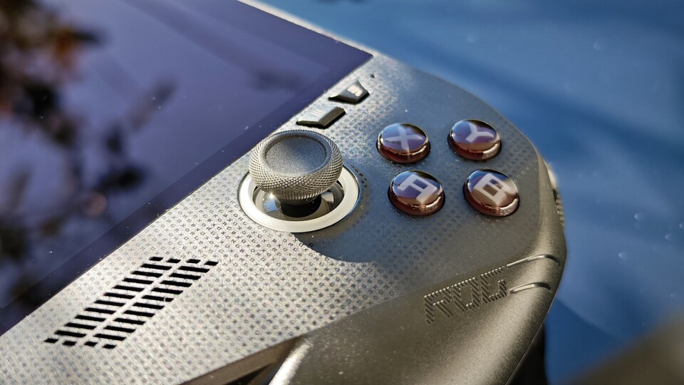 Handhelds like this from Asus but also Steam Deck and co can easily be connected to the Xreal One Pro as an image source - and you can play in the cinema, no matter where you are.