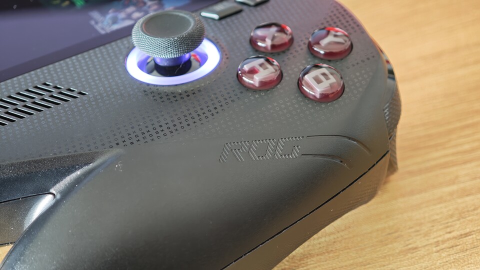 Die Griffe knarzen beim Zusammendrücken. Das scheint nicht bei jedem Modell der Fall zu sein, da es bei meinem Kollegen Dawid nicht der Fall ist. (Bildquelle: Duy Linh DinhGameStar Tech)