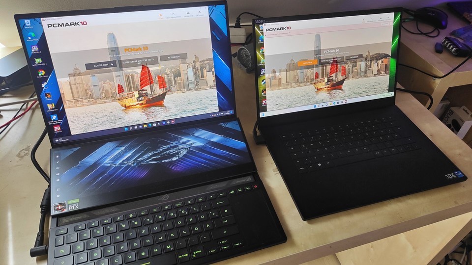 Laptops gibt es in sehr unterschiedlichen Varianten, links beispielsweise mit zusätzlichen Touchdisplay unter dem Hauptbildschirm und rechts das handliche Razer Blade 15 mit erstaunlich viel Leistung für die Größe.