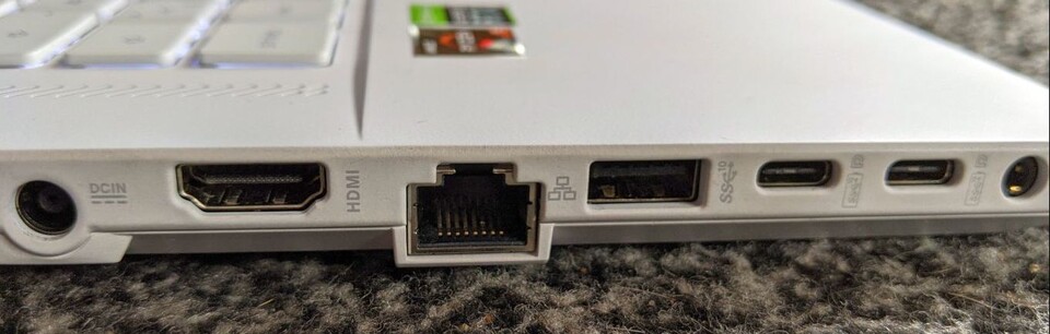Vorbildliche Anschlussvielfalt beim Asus ROG Zephyrus G15 mit HDMI, RJ45, USB Typ A und C. Allerdings alles auf der linken Seite, ungünstig für Linkshänder.